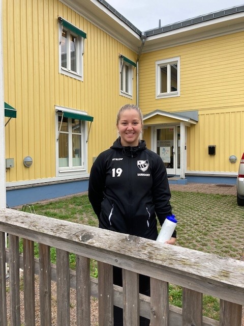 Amanda Qvarnfordt får stipendium för att spela ishockey inom Almtuna Ishockey