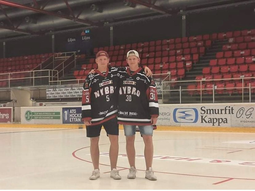 Axel och Mike Larsson får Stipendium får att spela ishockey i Nybro Vikings